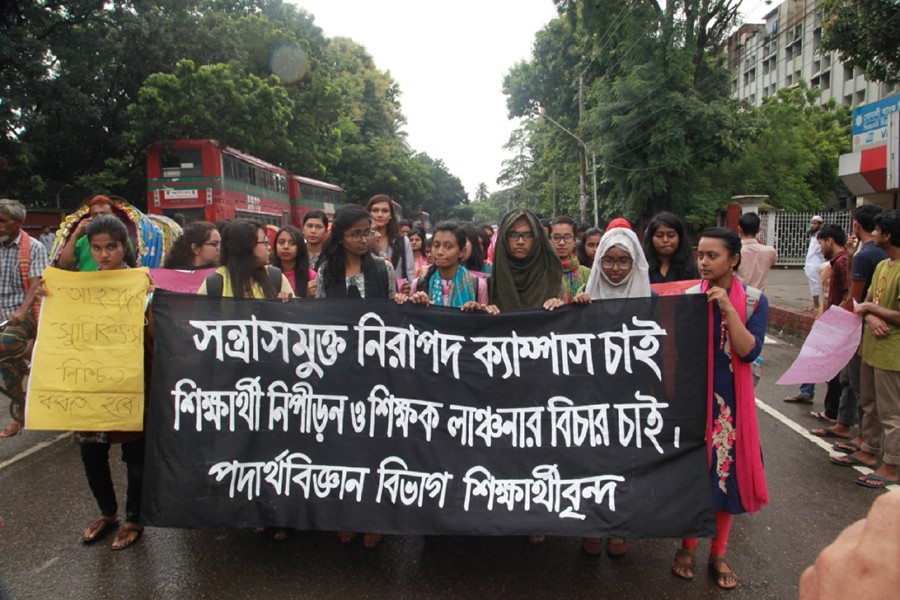 Students from many departments of the Dhaka University were seen protesting the assaults on their students. Photo: Star Mail