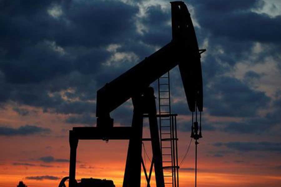 An oil pump is seen at sunset outside Vaudoy-en-Brie, near Paris, France April 23, 2018. Reuters/Files