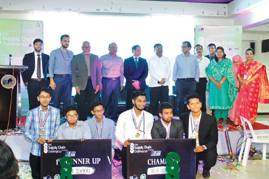 The champion and first runner-up team of ‘Supply Chain Challenge 2.0’ with the guests and others