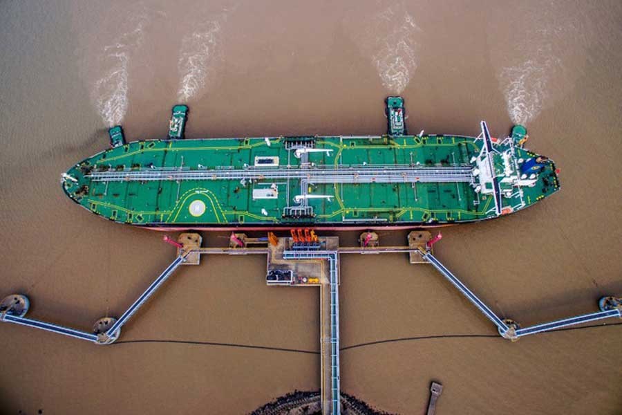 An oil tanker unloads crude oil at a crude oil terminal in Zhoushan, Zhejiang province, China July 4, 2018. Reuters/Files