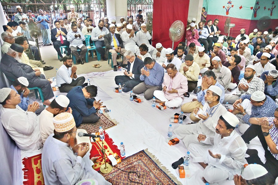 Participants offering munajat for the eternal peace of the departed soul of A H M Moazzem Hossain, editor of The Financial Express, at his Qulkhwani at his residence in the capital on Monday — FE Photo