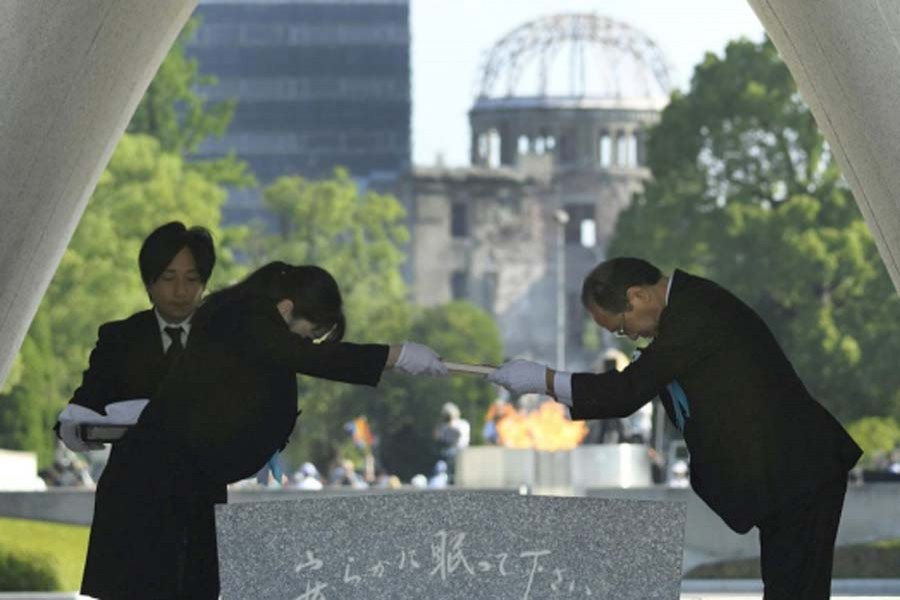 Hiroshima Mayor Kazumi Matsui, right, dedicates the list of the victims of atomic bombing to the cenotaph during a ceremony to mark the 73rd anniversary of the bombing at Hiroshima Peace Memorial Park in Hiroshima, western Japan, on Aug 6, 2018. AP photo