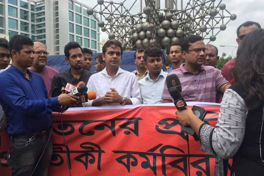 Journalists form a human chain in front of Saarc Fountain at Karwan Bazar, Dhaka on Tuesday, July 7, 2018, demanding immediate arrest of those who attacked some of their colleagues during the ongoing student movement. Photo: UNB