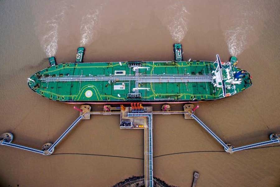 An oil tanker unloads crude oil at a crude oil terminal in Zhoushan, Zhejiang province, China July 4, 2018. Reuters/File Photo