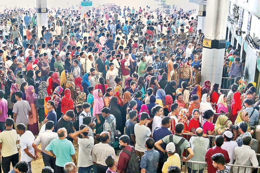 A large number of people crowding the Kamalapur railway station in the city on Friday to buy advance tickets for June 10 to travel home ahead of Eid-ul-Fitr, the religious festival of Muslims — FE photo/Files