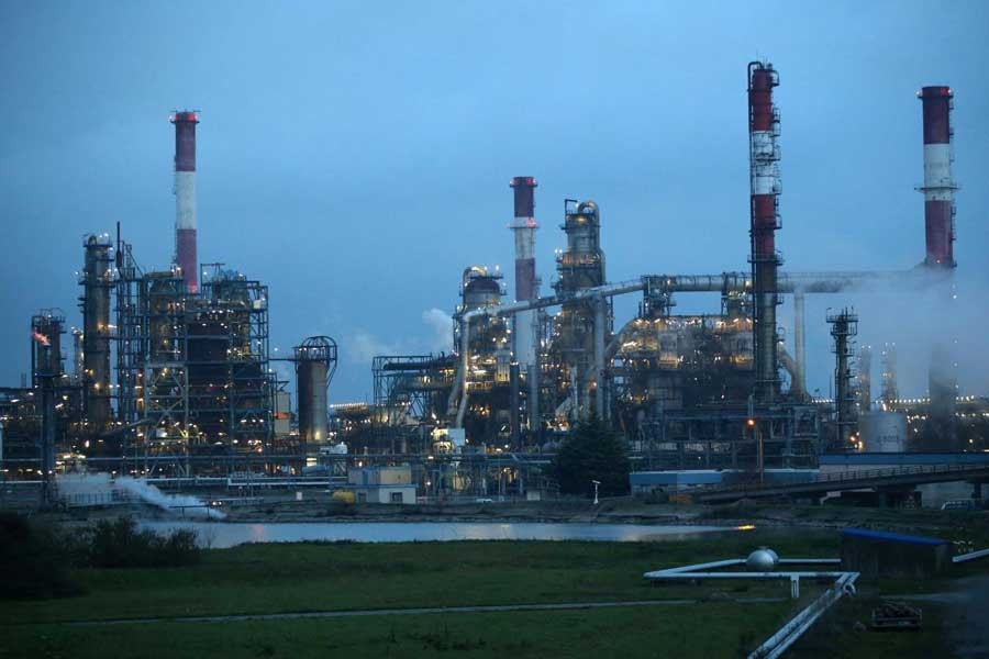 A view shows the French oil giant Total refinery in Donges, France, November 21, 2017. Reuters/File Photo