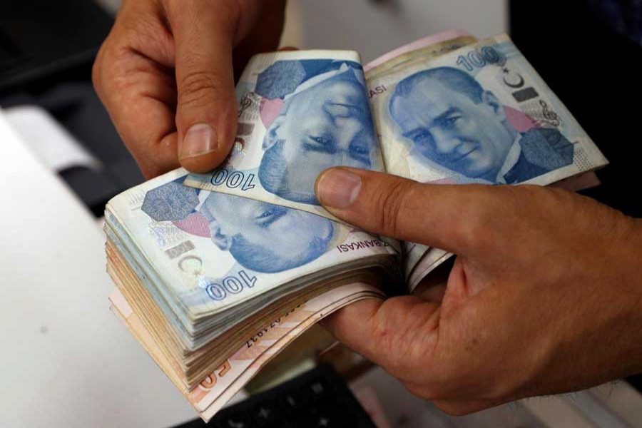 A money changer counts Turkish lira banknotes at a currency exchange office in Istanbul, Turkey August 2, 2018. Reuters/Files