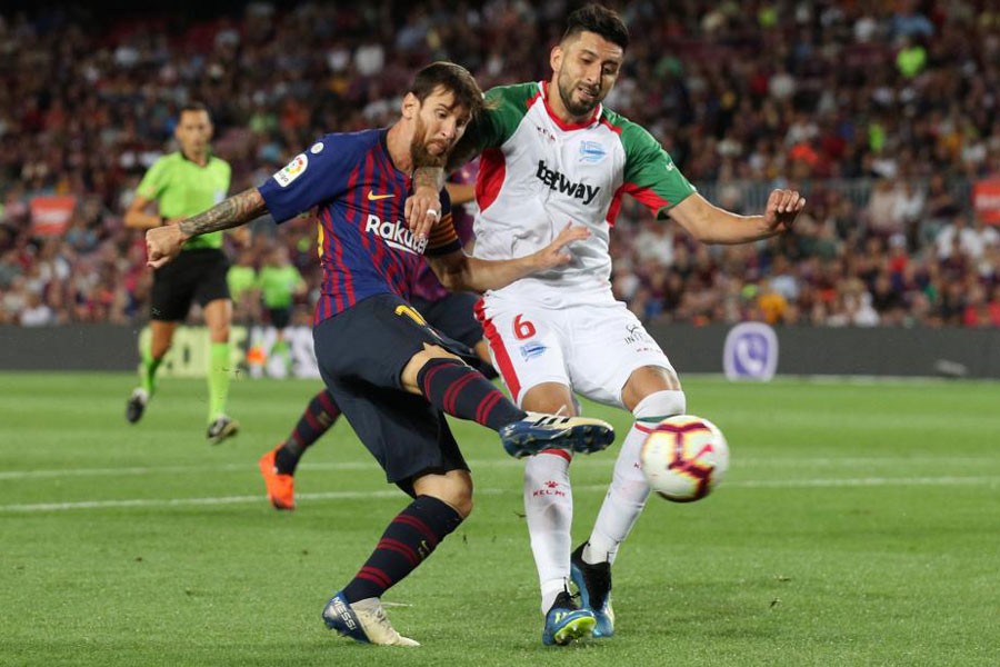 Soccer Football - La Liga Santander - FC Barcelona v Alaves - Camp Nou, Barcelona, Spain - August 18, 2018 Barcelona's Lionel Messi in action with Alaves' Guillermo Maripan – Reuters