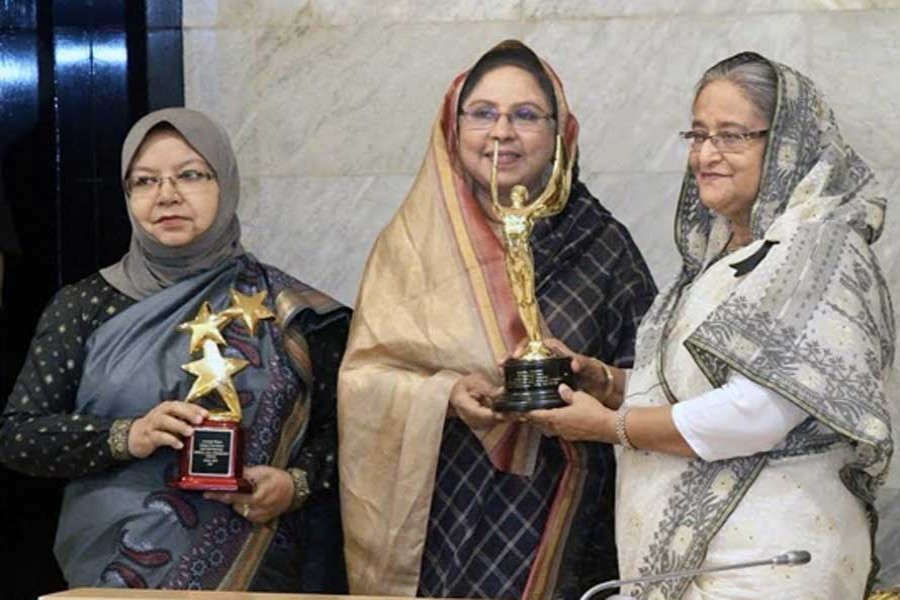 PM receives two UNICEF awards for campaign against early marriage