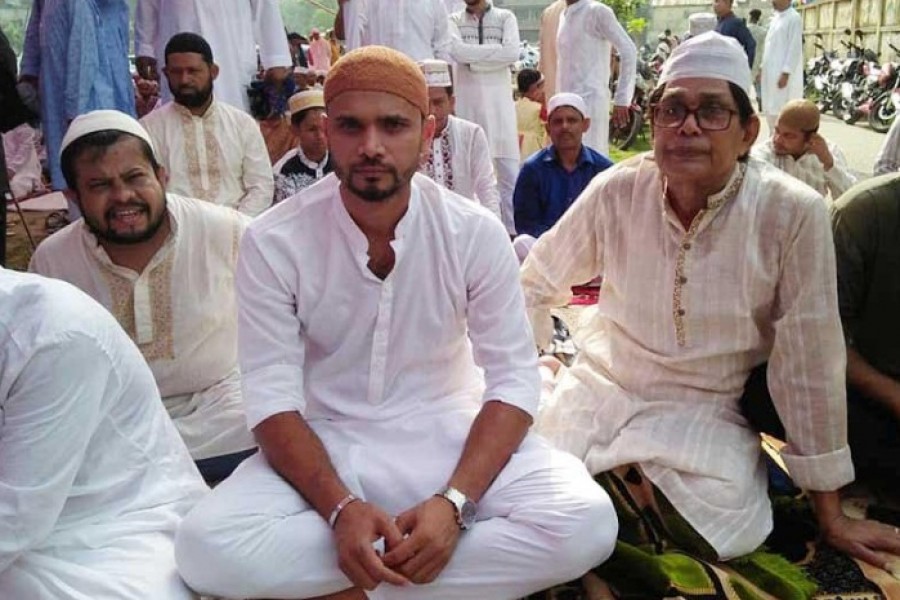 Mashrafe celebrating  Eid with family, fans