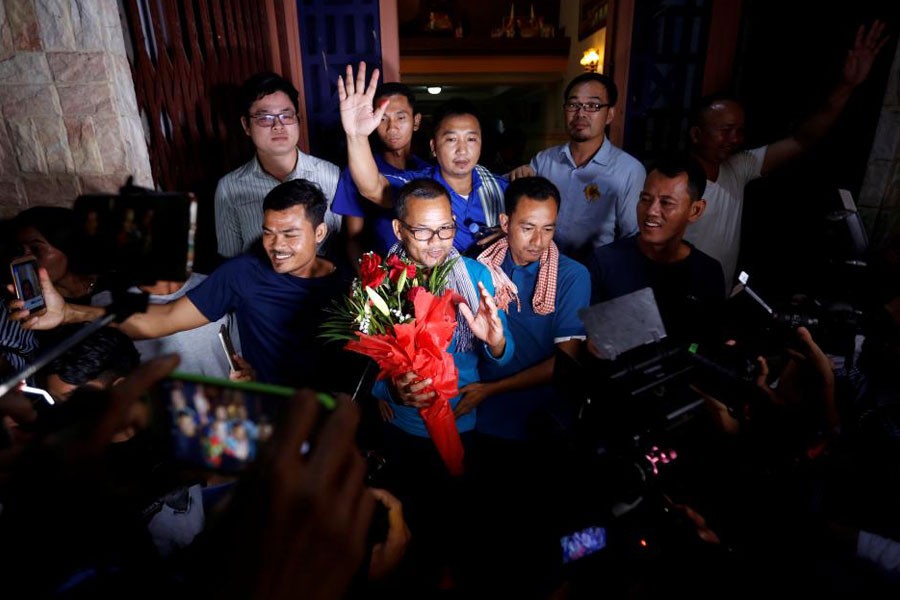 Members of the dissolved opposition Cambodia National Rescue Party (CNRP), pose for a picture after they were released from jail by King Norodom Sihamoni's pardon in Phnom Penh, Cambodia, August 28, 2018 - Reuters photo