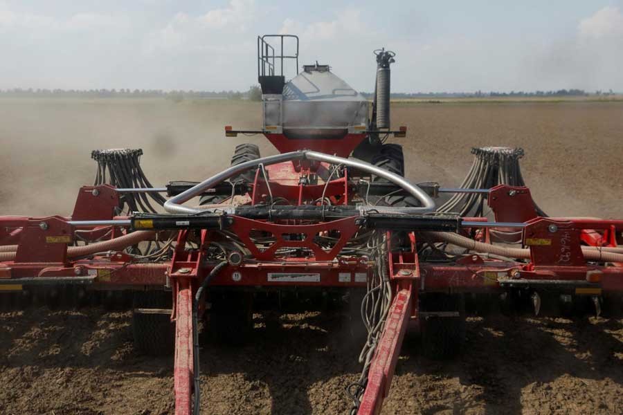 A fertilising mechanism fertilizes soybean fields in Gideon, Missouri, US, May 16, 2018. Reuters/File Photo