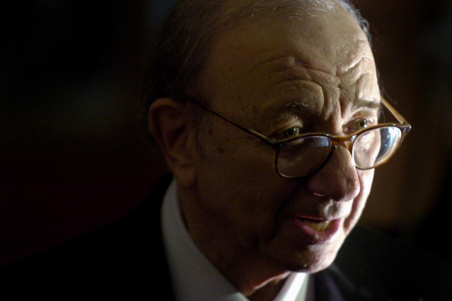 Playwright Neil Simon arrives for a program honouring him as the 2006 Mark Twain Prize recipient at the Kennedy Center in Washington October 15, 2006. Reuters/File