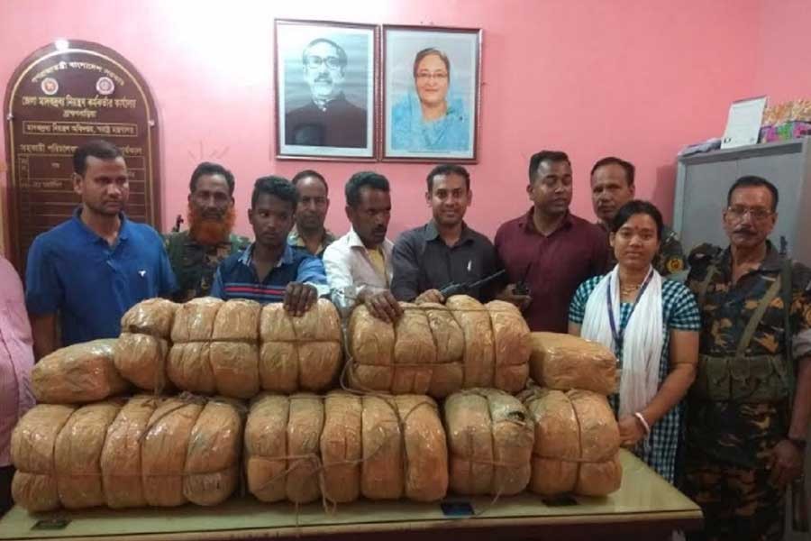 Arrested two people along with 100 kgs of hemp. Photo: UNB