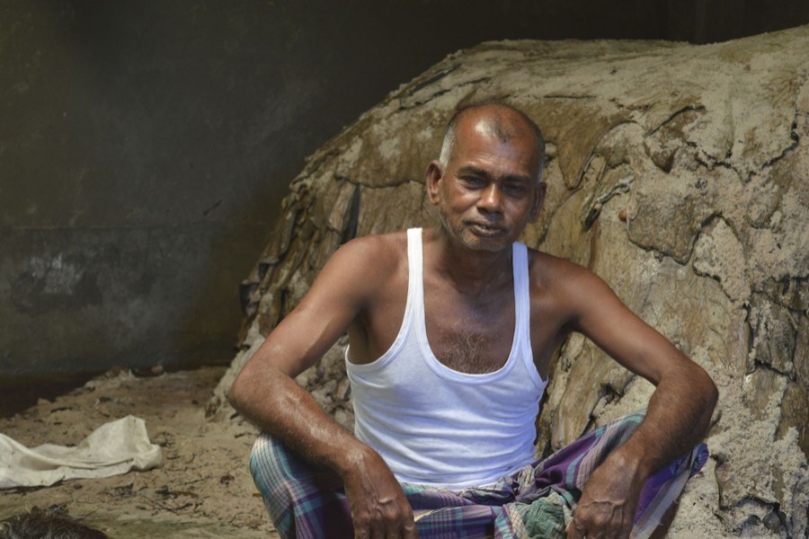 A labourer working at a rawhide processing unit in Notunbazar area of Magura town — FE Photo