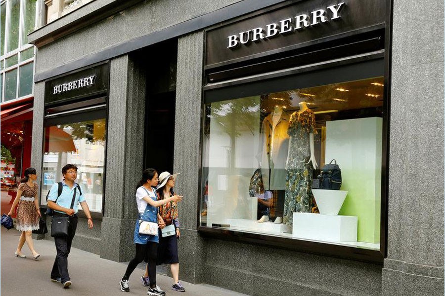 People walk past a shop of British luxury brand Burberry at the Bahnhofstrasse in Zurich, Switzerland July 12, 2017 – Reuters photo