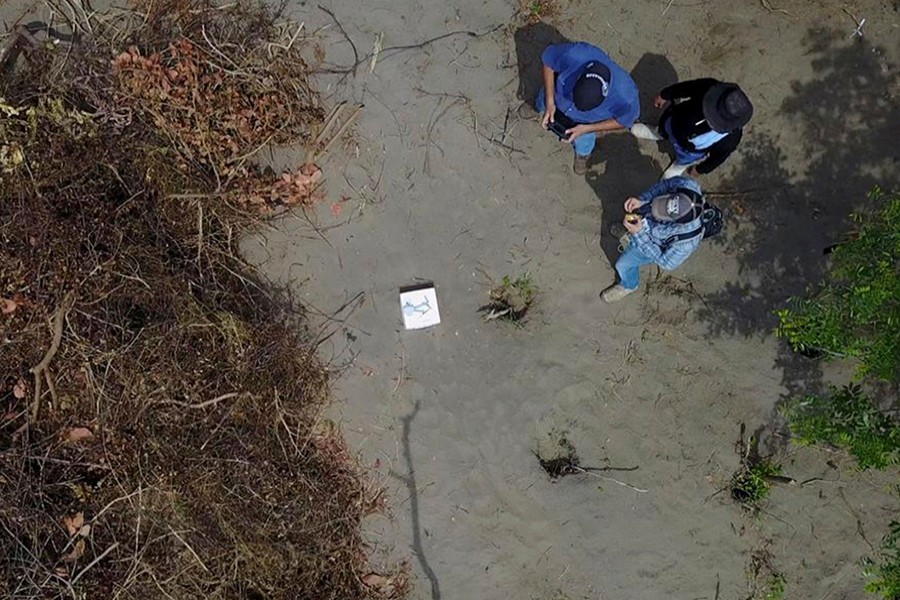 In this undated photo provided by the Veracruz State Prosecutor's Office shows workers at the site of clandestine burial pits in the Gulf coast state of Veracruz, Mexico — AP photo