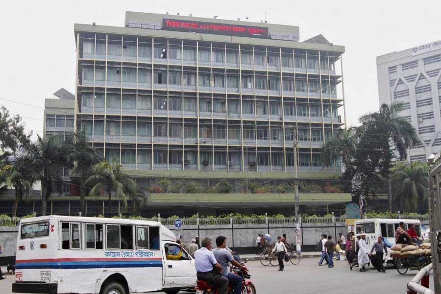 Commuters pass by the front of the Bangladesh central bank building in Dhaka, March 8, 2016. Reuters/File Photo