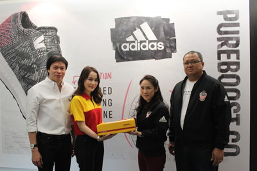 L-R Kiattichai Pitpreecha and DHL eCommerce courier with Suphalada Chalitpattanangkune and Jirot Paowisit from adidas