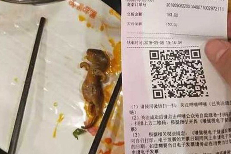 The dead rat was lifted out and put on a plate. Photo: Weibo