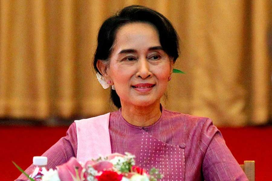 Suu Kyi defends jailing of Reuters journalists