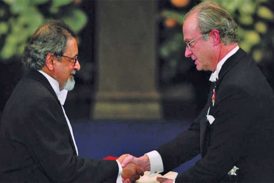 VS NAIPAUL RECEIVES NOBEL PRIZE FOR LITERATURE FROM SWEDEN’S KING CARL GUSTAF ON 10 DECEMBER 2001 AT THE STOCKHOLM CONCERT HALL IN SWEDEN. -AP