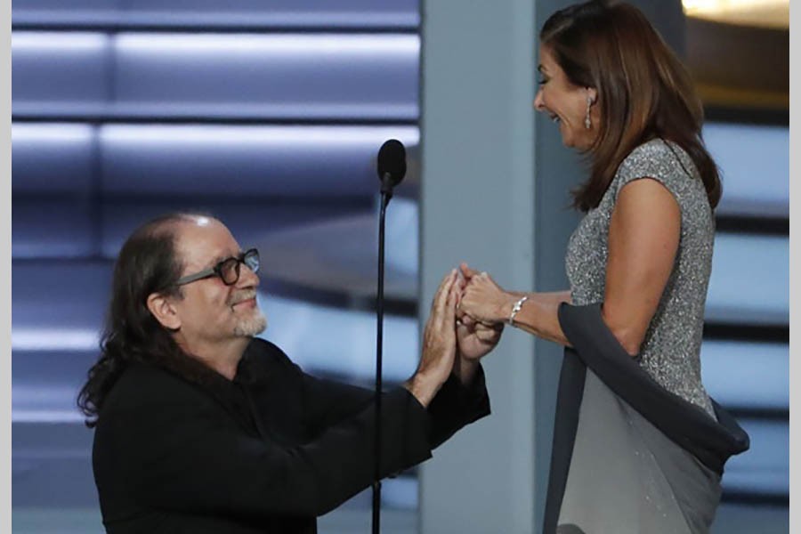 Glenn Weiss’s girlfriend becomes fiancée during Emmy acceptance speech!