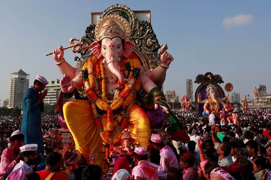 Devotees gather on the shores of the Arabian Sea before the immersion of the idols of Hindu god Ganesh, on the last day of the Ganesh Chaturthi festival, in Mumbai, India, Sep 23, 2018. Reuters photo