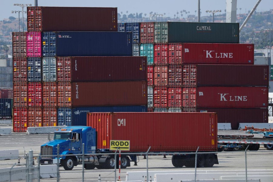 Trucks offload containers from ship at the Port of Los Angeles in Los Angeles, California, US July 16, 2018. Reuters/File Photo