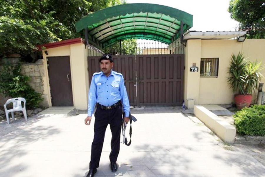 A policeman stands guard outside the Save the Children charity's office in Islamabad, Pakistan, June 12, 2015. Reuters photo