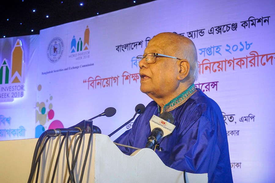 Finance Minister A M A Muhith speaking at a ceremony of World Investors Week 2018 in the capital on Sunday — FE Photo