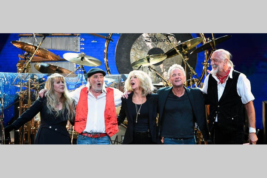 Guitarist Buckingham sues Fleetwood Mac for kicking him out