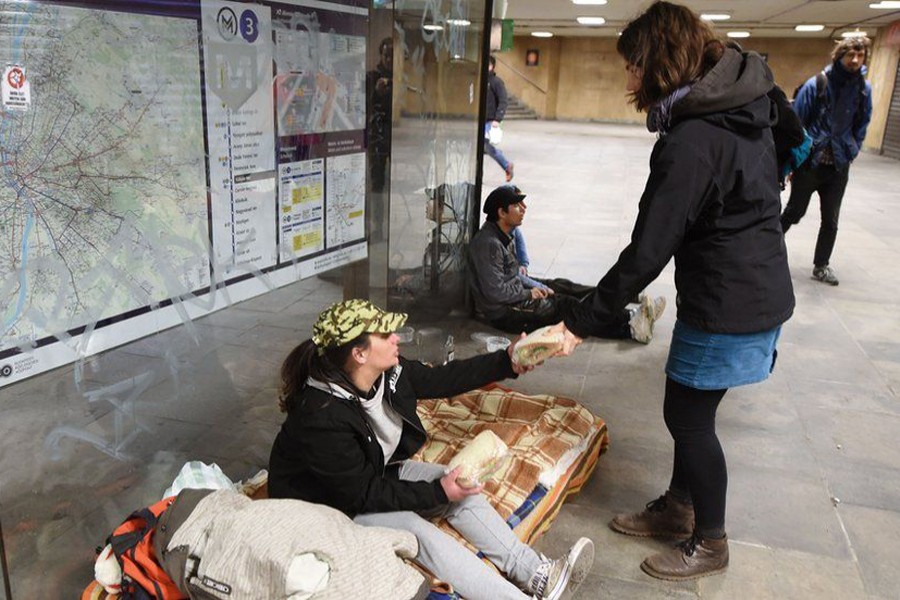 Student and volunteer group the 'Budapest Bike Maffia', who protest against poverty, give out sandwiches to homeless in the capital Budapest. Photo: Collected