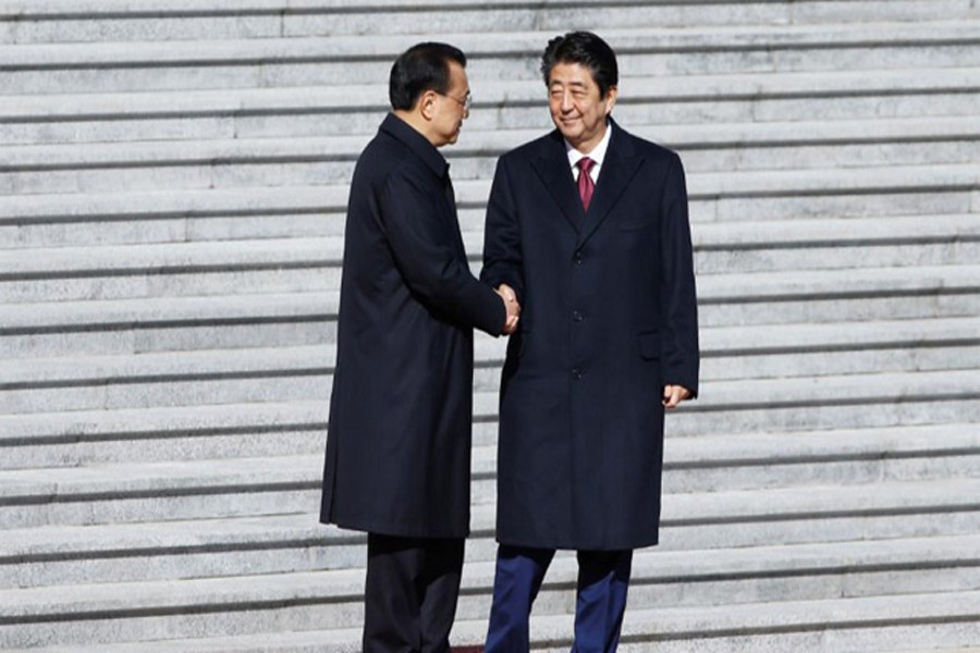 Chinese Premier Li Keqiang and Japanese Prime Minister Shinzo Abe attend a welcome ceremony outside the Great Hall of the People in Beijing, China, October 26, 2018. Reuters