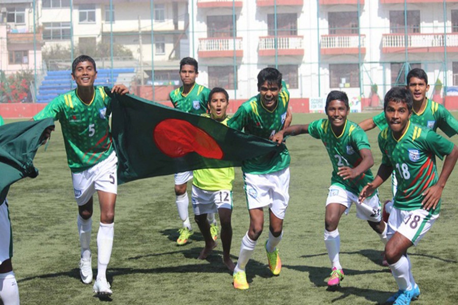 Bangladesh team celebrating their victory in the 1st semifinal of the six-nation SAFF U-15 Championship against India at ANFA Complex at Lalitpur in Nepal on Thursday	— bdnews24.com