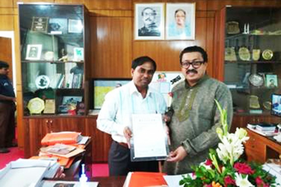 Associate Professor and Chairman of the Department of Biochemistry and Molecular Biology of Noakhali Science and Technology University (NSTU) Dr Subodh Kumar Sarkar posing for photo with the award with NSTU VC Professor M Wahiduzzamn. Dr Subodh got the award as the 'Black Garlic Ambassador in the third International Black Garlic Summit held in Hachinohe, Japan recently for developing three types of black garlic recently