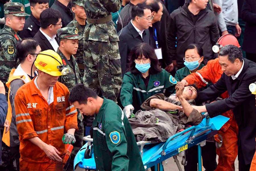 In this photo released by China's Xinhua News Agency, a worker is being carried on a stretcher out of the Longyun coal mine in Yuncheng County, east China's Shandong Province, on Oct 21, 2018. -AP photo