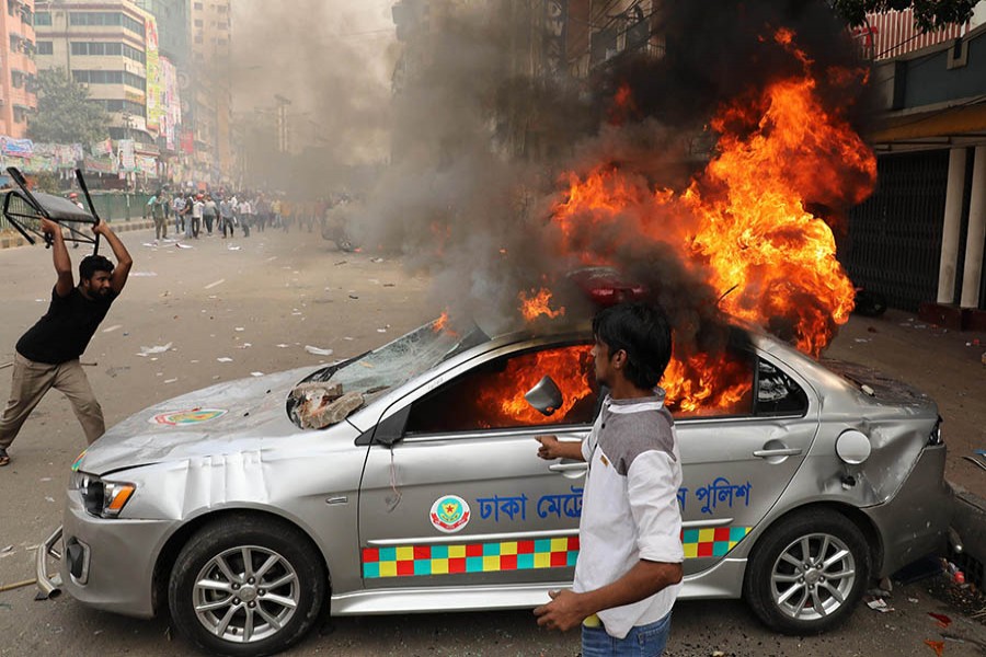 Perpetrators torched two police vehicles in Naya Paltan on Wednesday. Photo: Star Mail