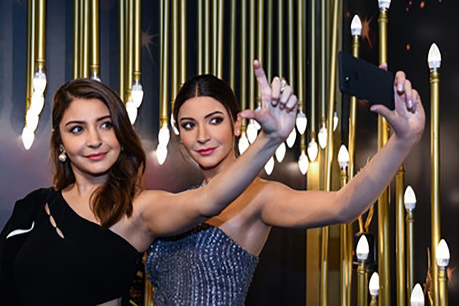 Anushka unveils her interactive wax statue at Madame Tussauds