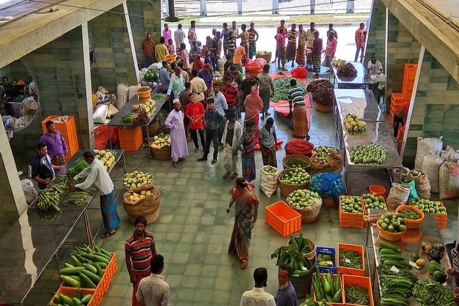 Farmers and traders busy trading at the Village Super Market in Khulna — FE photo