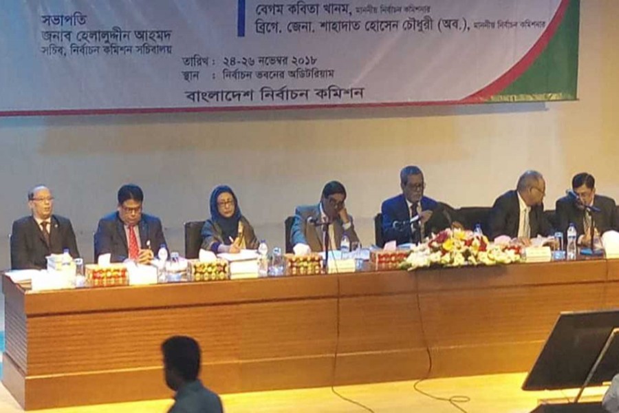 Chief Election Commissioner KM Nurul Huda briefs executive magistrates at three-day inaugural session at the EC conference room in Dhaka on Saturday, Nov 24, 2018