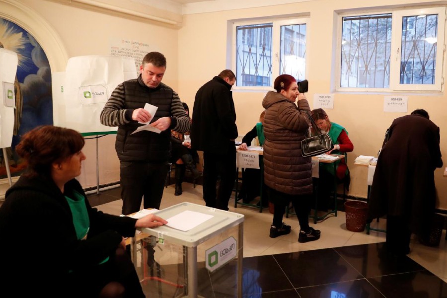 People gather at a polling station during the presidential election in Tbilisi, Georgia November 28, 2018 - Reuters/David Mdzinarishvili