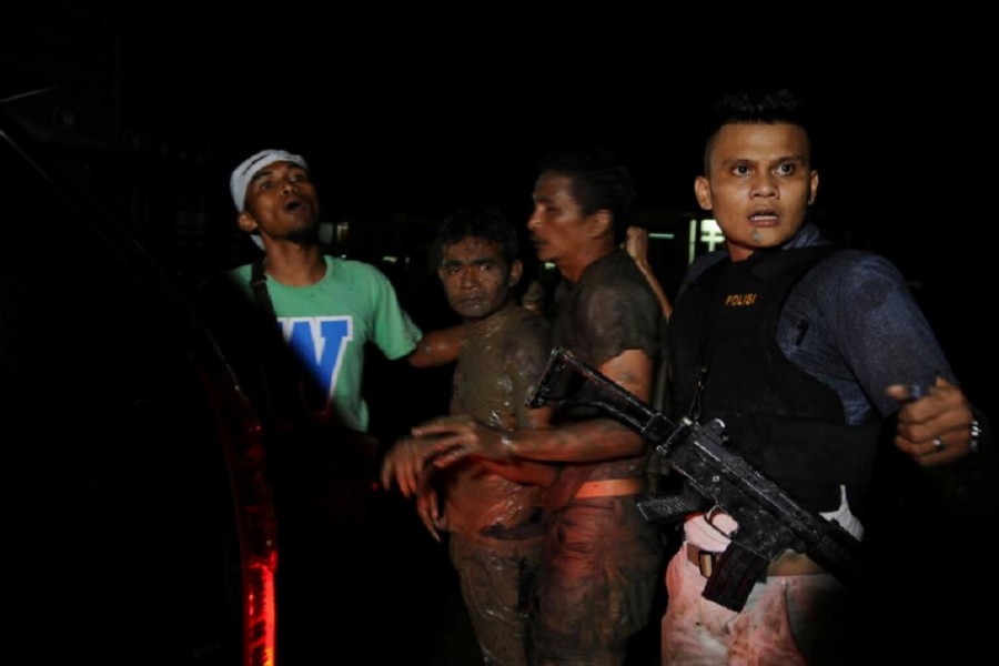 Police arrest two (C) of more than 100 prisoners who fled during a prison escape in Banda Aceh, Indonesia November 29, 2018 in this photo taken by Antara Foto. Picture taken November 29, 2018. Antara Foto/ Ampelsa/ via REUTERS