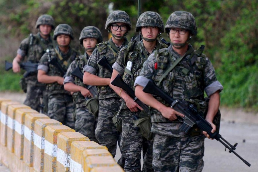 South Korean marines patrol along a bank of a shore on Yeonpyeong island just south of Northern Limit Line (NLL), South Korea, August 23, 2015 - Reuters/Min Gyeong-seok/ News1