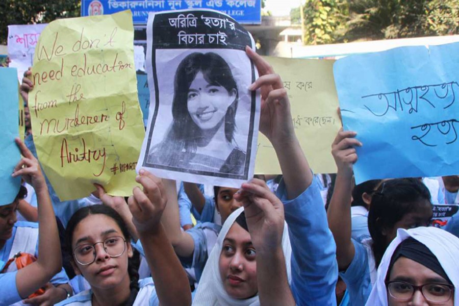 Viqarunnisa Noon School and College students stage protests at its gate on Wednesday. UNB/Files