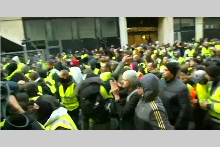 Paris police fires tear gas at protesters