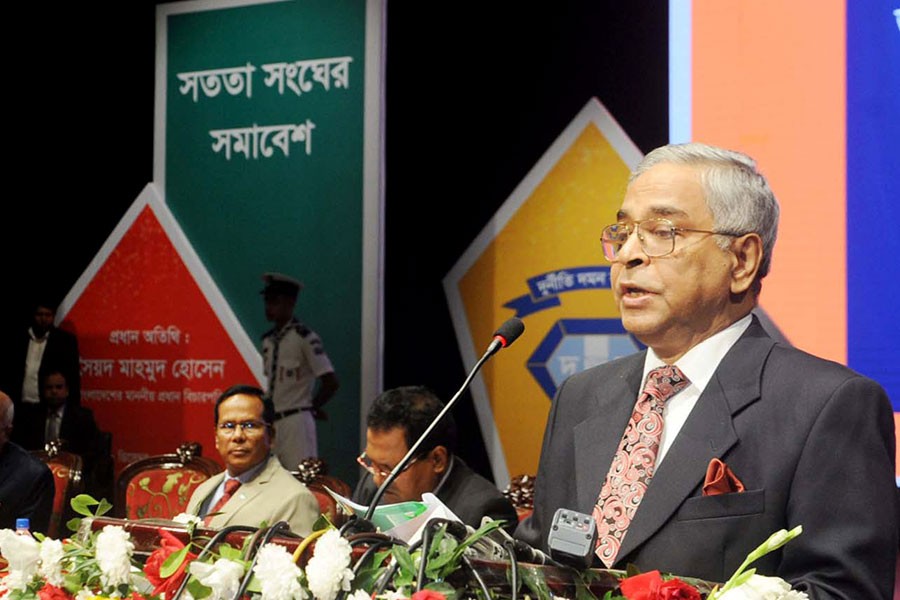 Chief Justice Syed Mahmud Hossain addressing a discussion marking the International Day against Corruption at Shilpakala Academy in Dhaka on Sunday. Photo: PID