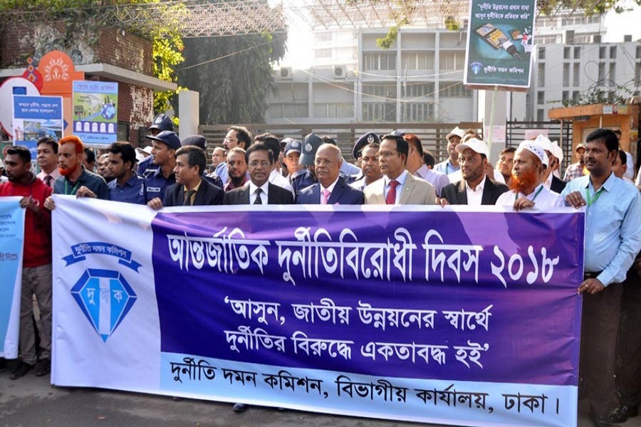 A human chain was formed in front of the National Press Club in the city on Sunday marking the Anti-Corruption Day — Focus Bangla