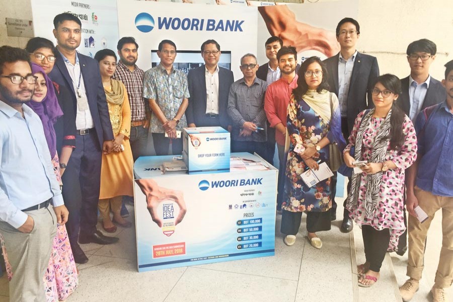 During the idea submission round of 'Woori Idea Fest 2018', students and organisers posing for a photo