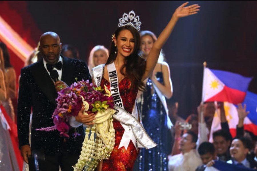 Catriona Gray waves after being crowned Miss Universe during the final round of the Miss Universe pageant in Bangkok, Thailand, December 17, 2018 (Photo: Collected)